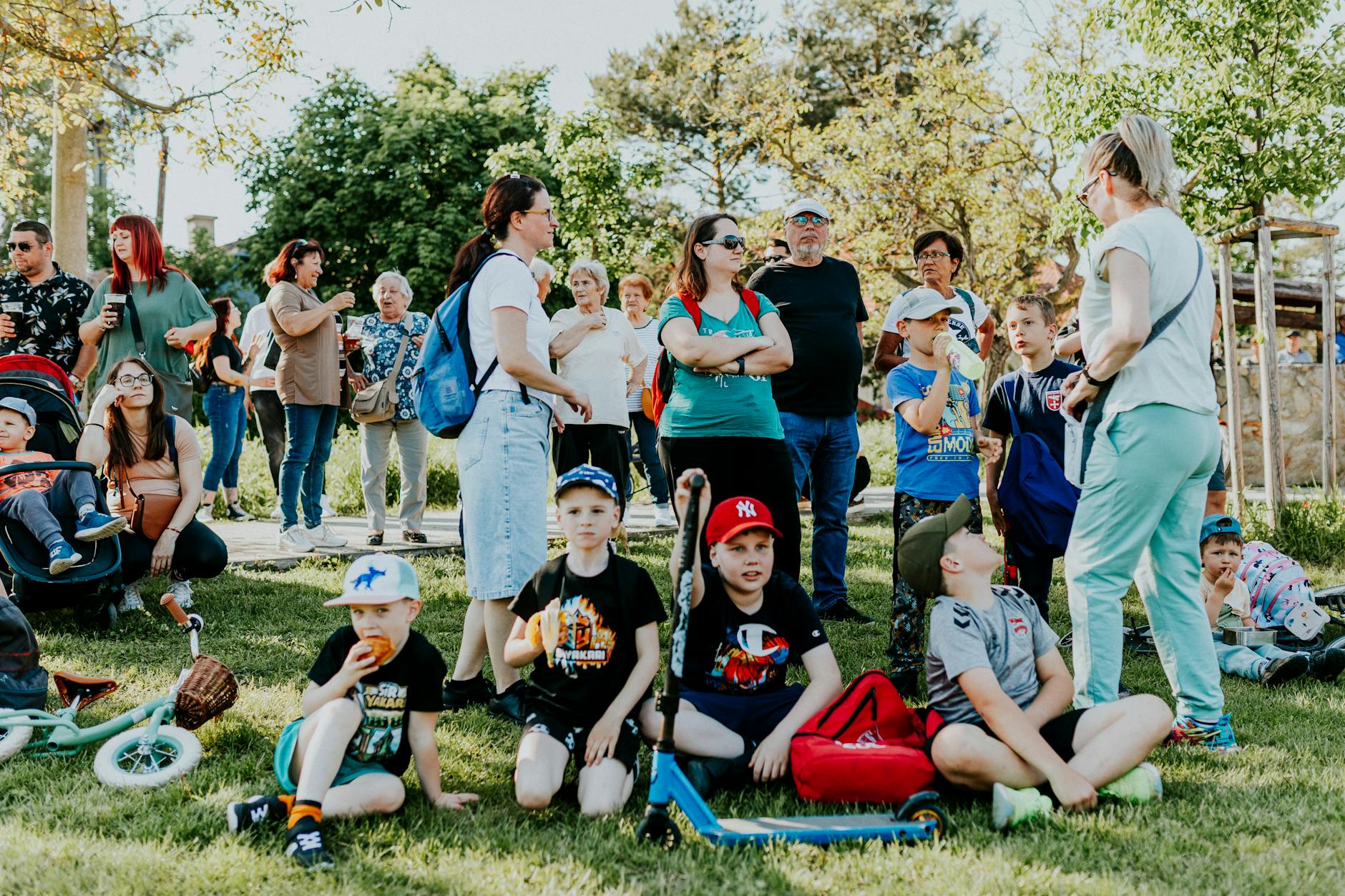 Ilustracja przedstawiająca zielony glob Ziemi otoczony rękami, symbolizujący troskę o planetę.