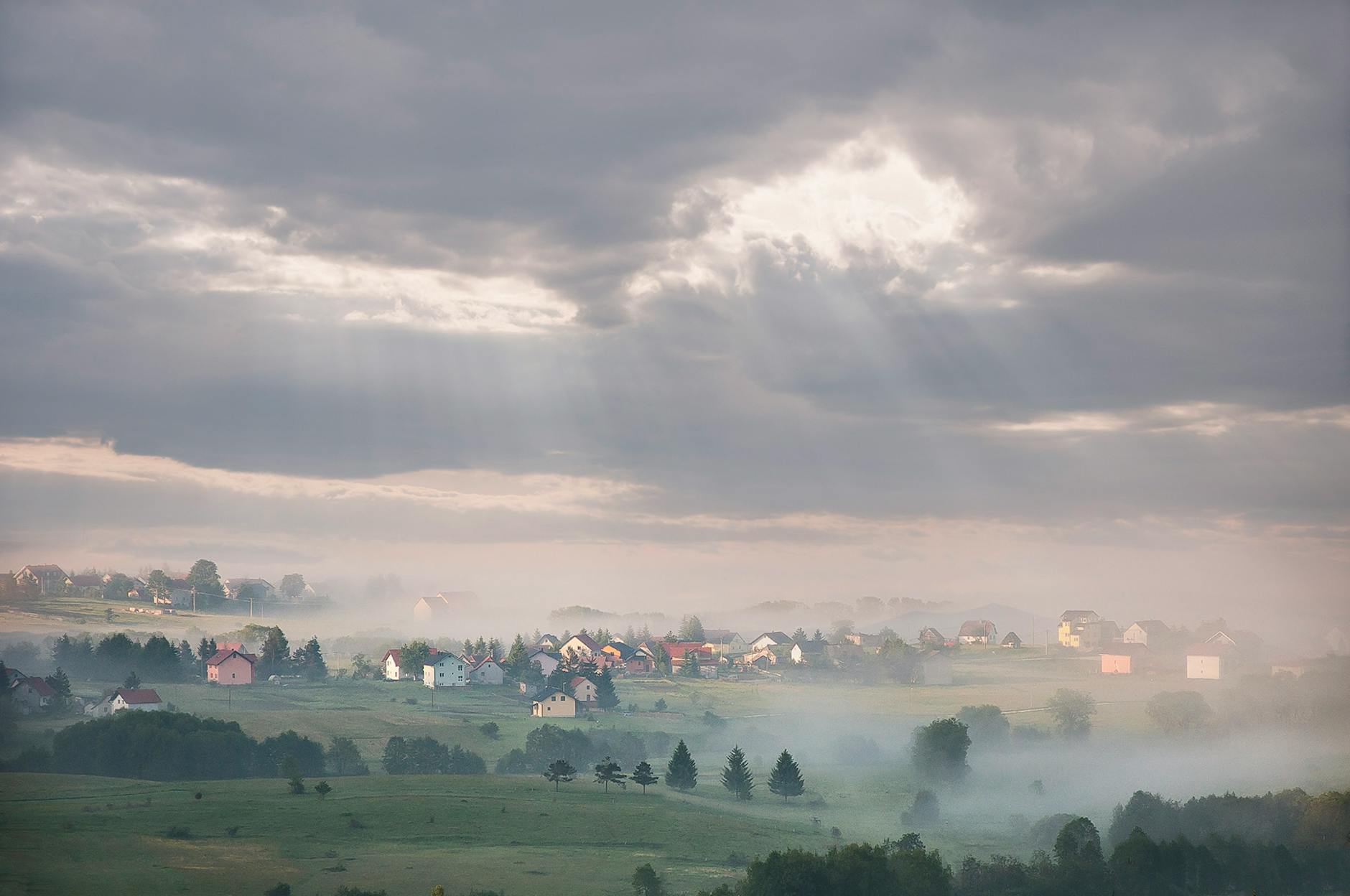 Panorama Radzionkowa z charakterystyczną śląską architekturą i zielenią w tle.